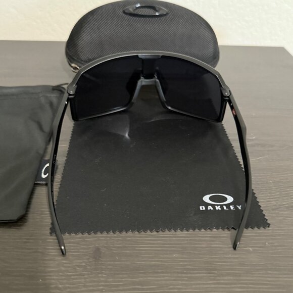 OO9406 Oakley SUTRO Black Matte Frame Silver Icons - Picture 8 of 9